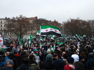  Németországban élő szíriaiak ünnepelnek Bassár el-Aszad szíriai elnök kormányának megdöntése után Berlinben 2024. december 8-án.