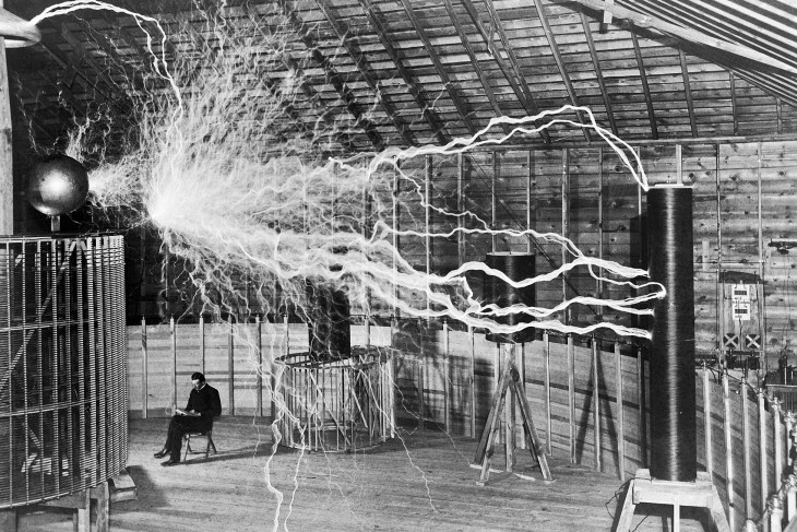 Nikola Tesla a laborjában, valamelyik titokzatos találmányával. Nem tudni, mennyire jutott közel a levegőből való áramtermeléshez, de álma most megvalósulhat. Fotó: Wikimedia