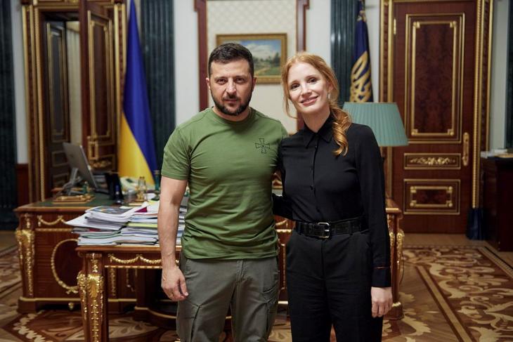 Meglátogatta Volodimir Zelenszkij ukrán elnököt Jessica Chastain amerikai színésznő Kijevben 2022. augusztus 7-én. MTI/AP