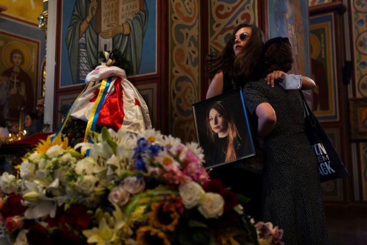 Gyászolók Viktoria Amelina ukrán írónő búcsúztatásán Kijevben 2023. július 4-én. Amelina a kramatorszki pizzéria ellen június 27-én elkövetett orosz rakétatámadás sebesültjeinek egyike volt, a 37 éves írónő július 3-án belehalt súlyos koponyasérüléseibe. Fotó: MTI/AP