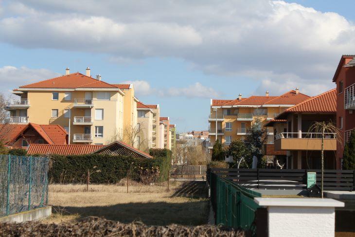 Egymást érik az apartmanházak Siófokon, közel a Balatonhoz. De itt kevesebb az eladó, mint távolabb a tótól. Fotó: Privátbankár/Mester Nándor