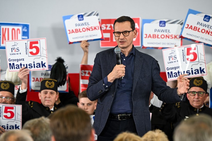 Mateusz Morawiecki lengyel miniszterelnök pártja, a Jog és Igazságosság kampányrendezvényén a dél-lengyelországi Rybnikben 2023. október 12-én. Fotó: EPA/RADEK PIETRUSZKA