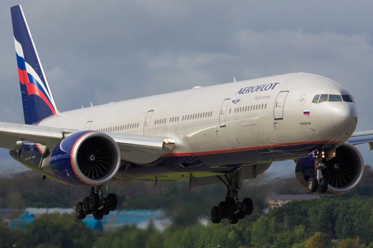 Az  Aeroflot egy Boeing-777-ese száll le a vlagyivosztoki reptéren 2014-ben - akkor még a fékeit is használva. Fotó: Wikimedia