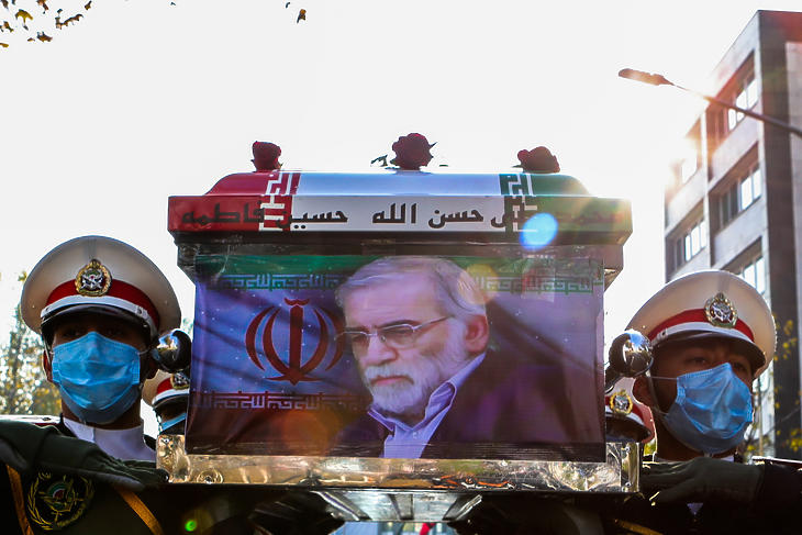 Az iráni védelmi minisztérium hivatalos internetes oldalán közreadott képen a három nappal korábban meggyilkolt Mohszen Farizade iráni atomtudóst temetik állami szertartással Teheránban 2020. november 30-án. A koporsót az iráni zászló takarja. (Fotó: MTI/EPA/Iráni védelmi minisztérium)
