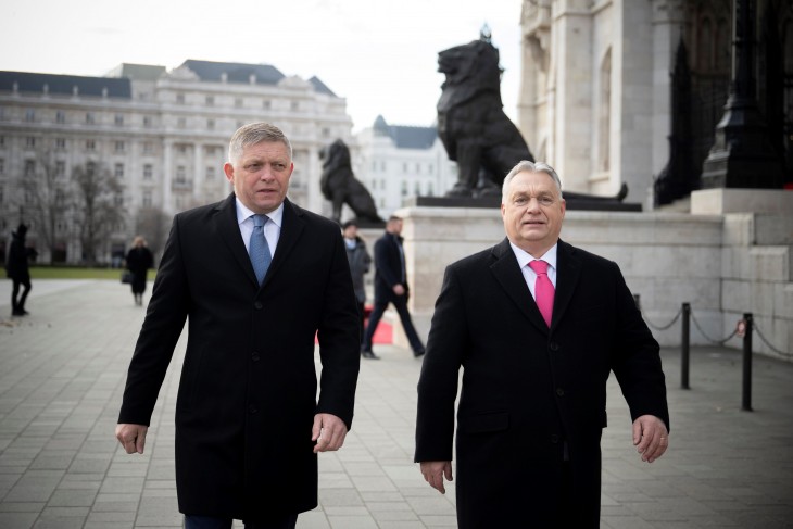 Szövetségesek: Orbán Viktor miniszterelnök fogadja Robert Fico szlovák kormányfőt a Kossuth Lajos téren 2024. január 16-án. Fotó: MTI/Miniszterelnöki Sajtóiroda/Benko Vivien Cher