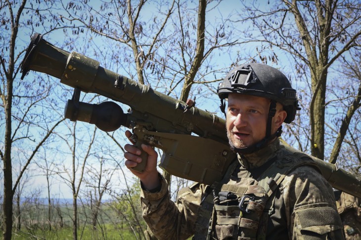 Ukrán katona Igla rakétavetővel az orosz erők által ostromlott kelet-ukrajnai Bahmutban 2023. május 4-én. Fotó: MTI/AP/Roman Chop