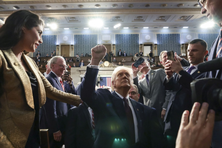 Donald Trump amerikai elnök távozik az ülésteremből az amerikai törvényhozás, a kongresszus két háza előtt a washingtoni Capitoliumban mondott beszédének végén 2025. március 4-én. Mögötte J. D. Vance amerikai alelnök, a szenátus és Mike Johnson louisianai republikánus képviselő, a képviselőház elnöke 