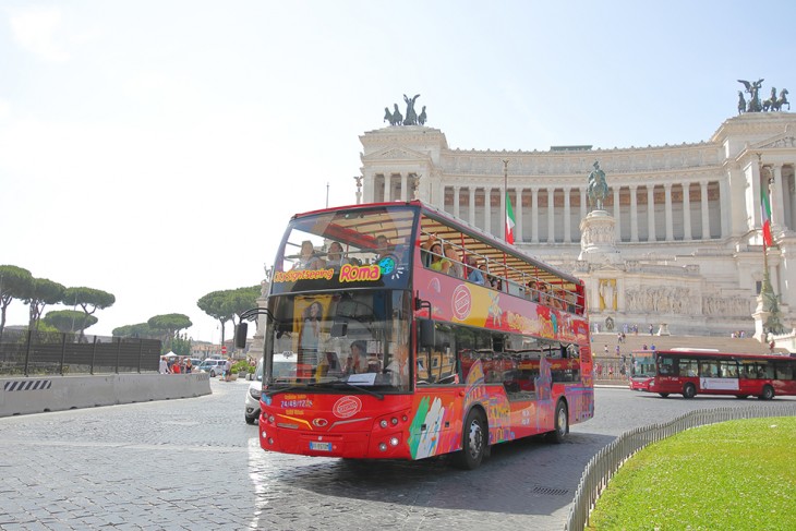 Római utcakép turistabusszal és menetrend szerinti járattal. A fiataloknak mostantól teljesen ingyenes lesz az utóbbi. Fotó: Depositphotos