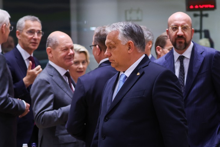 Orbán Viktor a ma kezdődött EU-csúcson Brüsszelben. A háttérben uniós és tagállami vezetők, valamint Jens Stoltenberg NATO-főtitkár. Fotó: EPA/OLIVIER HOSLET    
