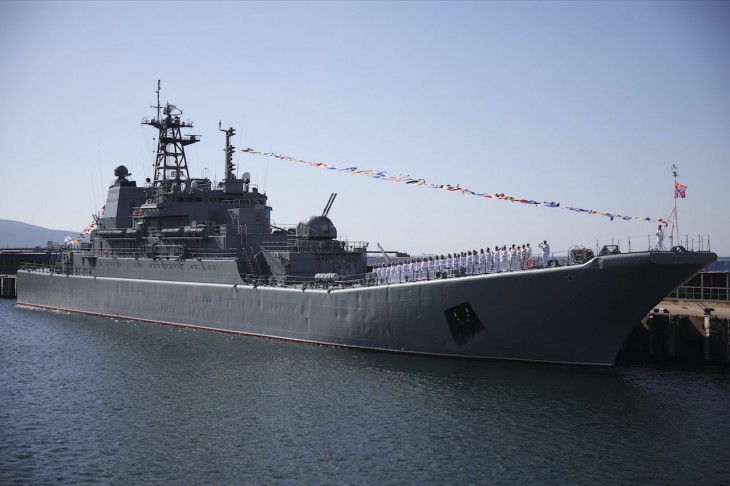 Az Olenyegorszkij Gornyak orosz hadihajó az oroszországi Novorosszijszk kikötőjében 2023. augusztus 4-én. Fotó: MTI/AP