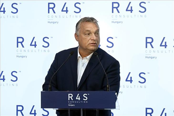 Orbán Viktor miniszterelnök beszédet mond a public affairs és public relation tevékenységre specializálódott lengyel R4S vállalat budapesti üzletfiók-megnyitóján a Four Seasons szállóban 2020. október 8-án. (Fotó: MTI/Koszticsák Szilárd)