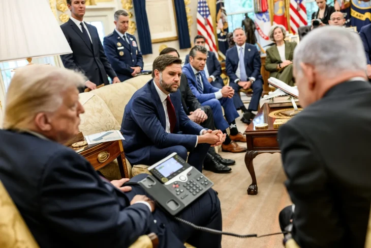 Netanjahu a katari miniszterelnökkel beszél, Pete Hegseth amerikai védelmi miniszter (középen, világosabb öltönyben, barna cipőben) feje mögött feltűnik Al Tavadi is - szokás szerint a háttérben