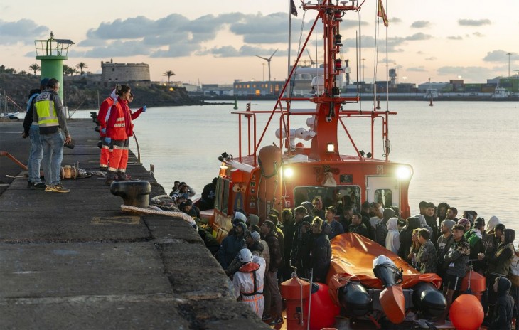 Migránsok érkeznek a Kanári-szigetekre. Fotó: EPA/Adriel Perdomo