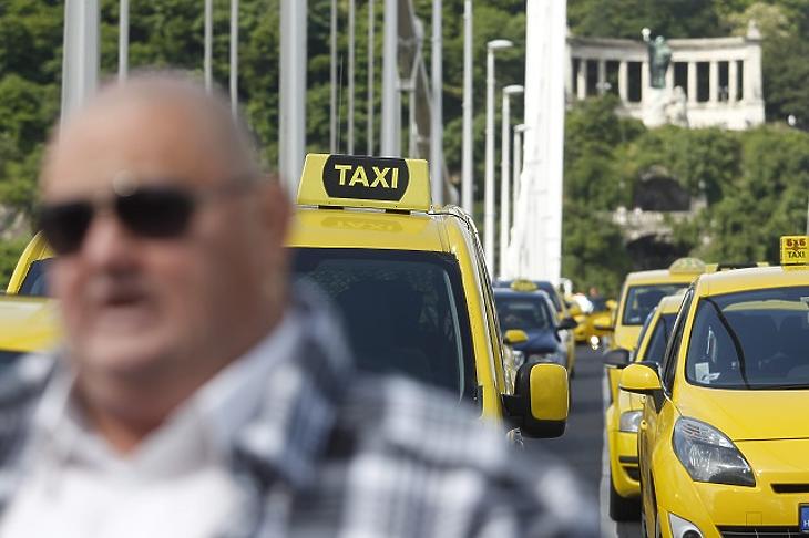 Tarifaemelést akarnak a budapesti taxisok 