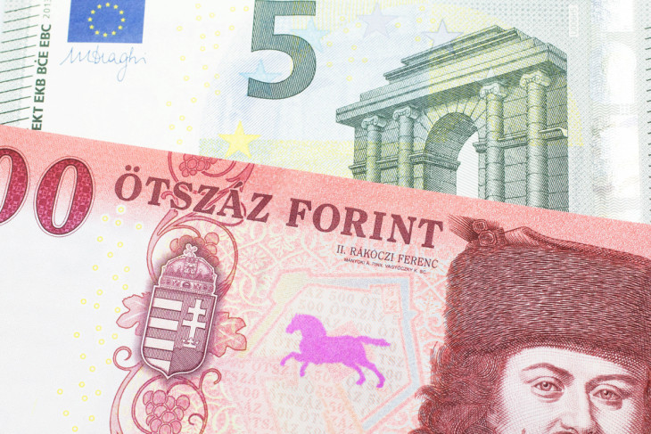 A formálódó Tisza-kormány részéről az euró átvételének hangsúlyos említése része az Európa-politikai fordulatnak