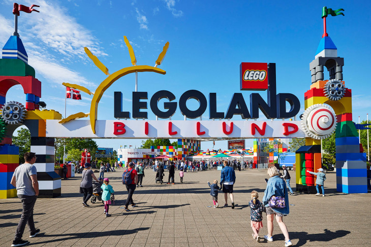 A billundi park bejárata. Ki itt belépsz, számolj le néhány illúzióval?
