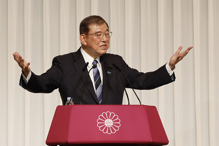  Isiba Sigeru volt japán védelmi miniszter sajtóértekezletet tart, miután megválasztották a kormányzó Liberális Demokrata Párt (LDP) elnökévé Tokióban 2024. szeptember 27-én