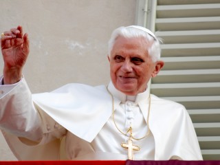 XVI. Benedek pápa az olaszországi Vigevanóban 2007. április 21-én.  Fotó: Depositphotos
