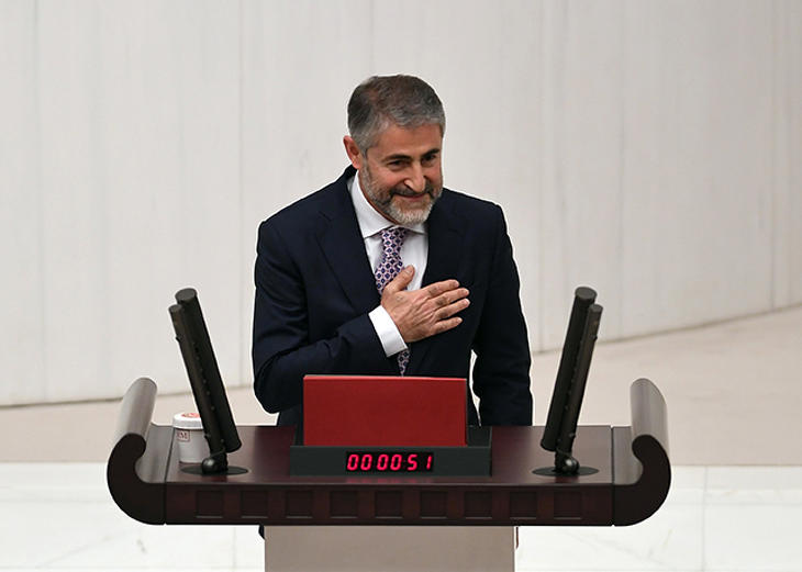 Nureddin Nebati újonnan kinevezett török pénzügyminiszter beszél a török parlament, a nagynemzetgyűlés előtt Ankarában 2021. december 2-án. Az új tárcavezető Lütfi Elvant váltotta a poszton - az előtte látható szám pedig talán nem a leváltásáig hátra lévő napokat számolja (Fotó:MTI/EPA)