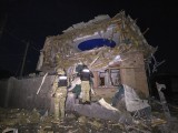 Egy korábbi bombázás után megsérült épület Kramatorszkban. Fotó: EPA/YEVGEN HONCHARENKO