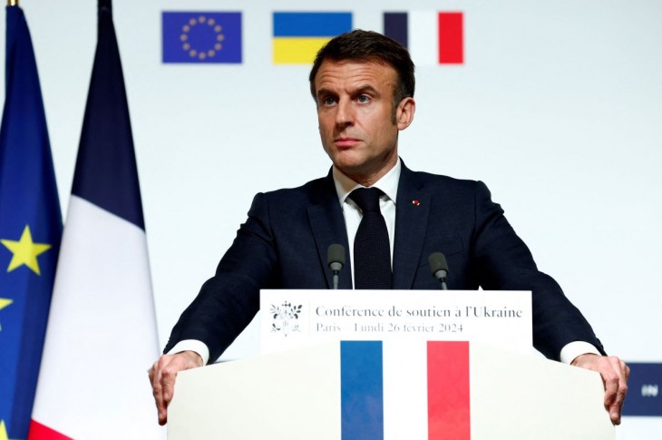 Emmanuel Macron francia elnök sajtótájékoztatót tart az Ukrajna megsegítésére összehívott támogatói konferencia végén a párizsi államfői rezidencián, az Elysée-palotában 2024. február 26-án. Fotó: MTI/EPA/Reuters pool