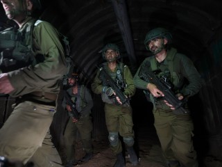 Az izraeli hadsereg katonái egy terroristaalagutat fedeznek fel. (Korábbi felvétel.) Fotó: EPA / ATEF SAFADI