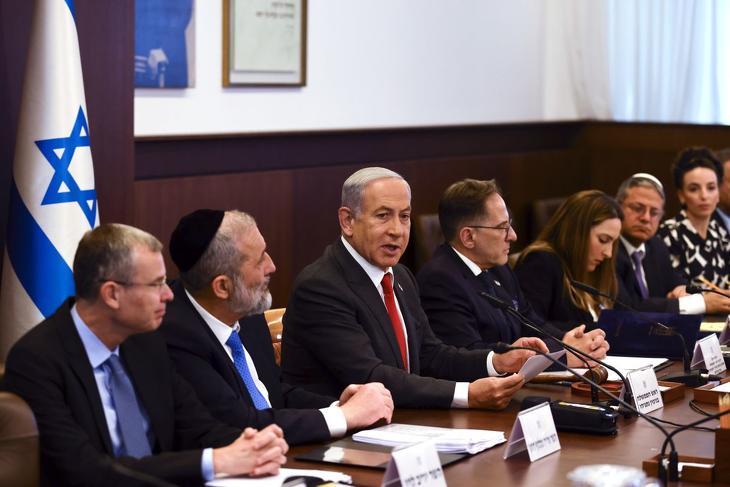 Kormányülés Izraelben, középen Benjamin Netanjahu. Fotó: EPA/RONEN ZVULUN