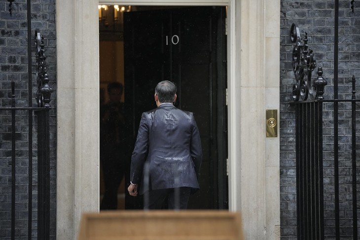 Az esőben megázott Rishi Sunak brit miniszterelnök sajtónyilatkozata után visszamegy a londoni kormányfői rezidencia, a Downing Street 10. épületébe. Itt bejelentette, hogy a parlamenti választásokat július 4-én tartják Nagy-Britanniában. 