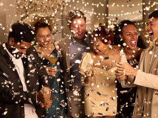  Pezsgőben fürdenek a tőzsdék, miután bejelentették a Hormuzi-szoros megnyitását