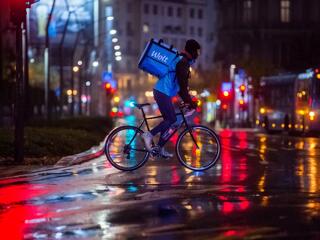 Jöhet a 140-es autópályás repesztés, de a biciklisek sok új jogot kapnak