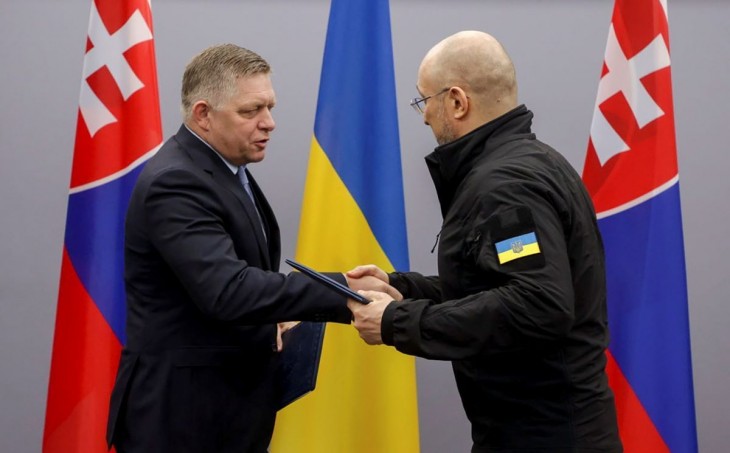 Denisz Smihal ukrán miniszterelnök Telegram-csatornája által közreadott képen Denisz Smihal ukrán (j) és Robert Fico szlovák kormányfő kezet fog, miután együttműködési megállapodást írtak alá Ungváron 2024. január 24-én. Fotó: MTI/EPA/Denisz Smihal ukrán miniszterelnök Telegram-csatornája