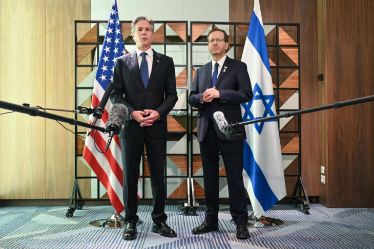 Az izraeli kormányhivatal (GPO) által kiadott fotón Isaac Herzog izraeli elnök az Antony Blinken amerikai külügyminiszterrel folytatott megbeszélésen Tel-Avivban, Izraelben, 2024. augusztus 19-én. Blinken azért érkezett Izraelbe, hogy egy tűzszüneti megállapodásról tárgyaljon. 