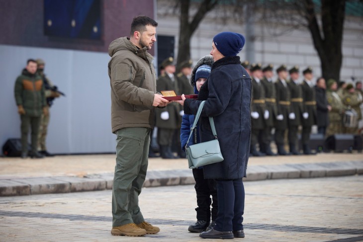 Volodimir Zelenszkij ad át kitüntetéseket elesett katonák hozzátartozóinak Kijevben 2023. február 24-én. Fotó:  EPA/PRESIDENTIAL PRESS SERVICE