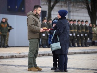 Volodimir Zelenszkij ad át kitüntetéseket elesett katonák hozzátartozóinak Kijevben 2023. február 24-én. Fotó:  EPA/PRESIDENTIAL PRESS SERVICE