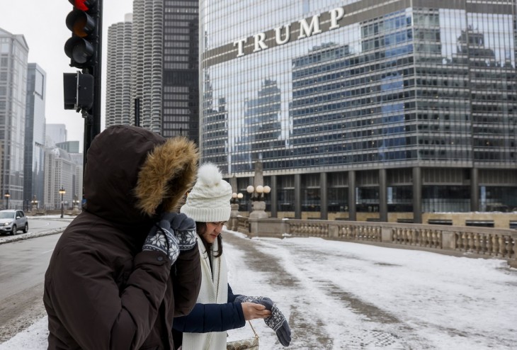 Chicagóban is védekeznek a kopogós mnuszok és a hófúvások ellen. Fotó: MTI / EPA / Tannen Maury