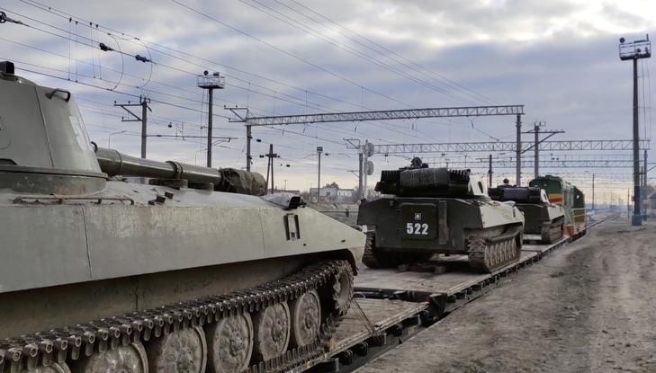 Az orosz védelmi minisztérium sajtószolgálata által közreadott kép vasúti szerelvényekre helyezett harcjárművekről a Krím-félszigeten lévő Bahcsiszarajban 2022. február 15-én. Igor Konasenkov, az orosz védelmi minisztérium szóvivője bejelentette, hogy megkezdték az állomáshelyükre történő visszatérésre felkészülést az orosz déli és nyugati katonai körzet azon csapatai, amelyek részt vettek az Oroszország területén zajló hadgyakorlaton. MTI/EPA/Orosz védelmi minisztérium sajtószolgálata