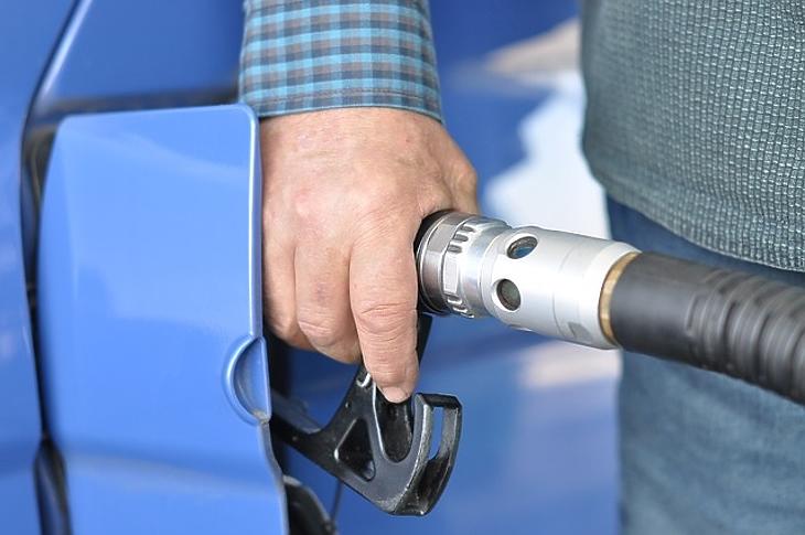 Fájdalmasan nagyot drágul a tankolás