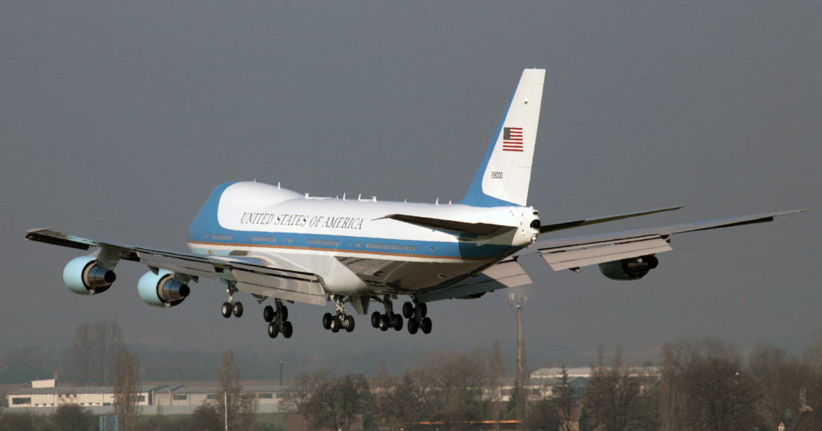 Trump tombolni fog: hatalmasat késik a repülője