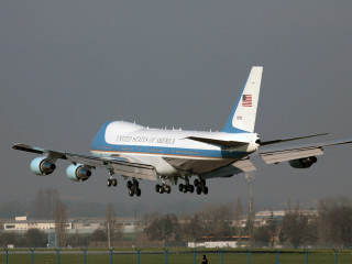 Trump tombolni fog: hatalmasat késik a repülője