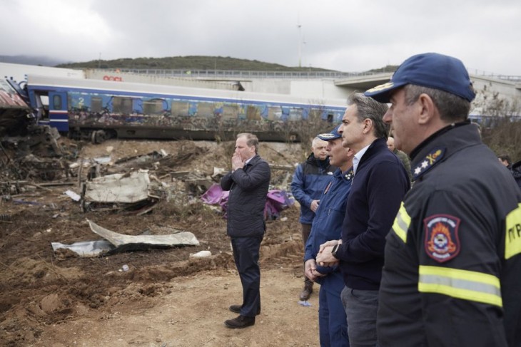Kiriákosz Micotakisz görög kormányfő (j2) és Kosztasz Karamanlisz közlekedési miniszter (b) a baleset helyszínén. Fotó:
MTI/AP/Görög miniszterelnöki iroda/Dimtirisz Papamicosz