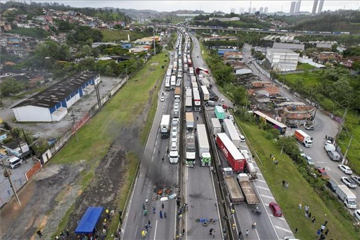 Jair Bolsonaro brazil elnököt támogató teherautó-sofőrök járműveikkel akadályozzák a forgalmat egy autópályán Rio de Janeiróban 2022. november 1-jén, miután a baloldali Luiz Inacio Lula da Silva nyerte meg az előző vasárnap tartott elnökválasztást. Fotó: MTI/AP/Andre Penner