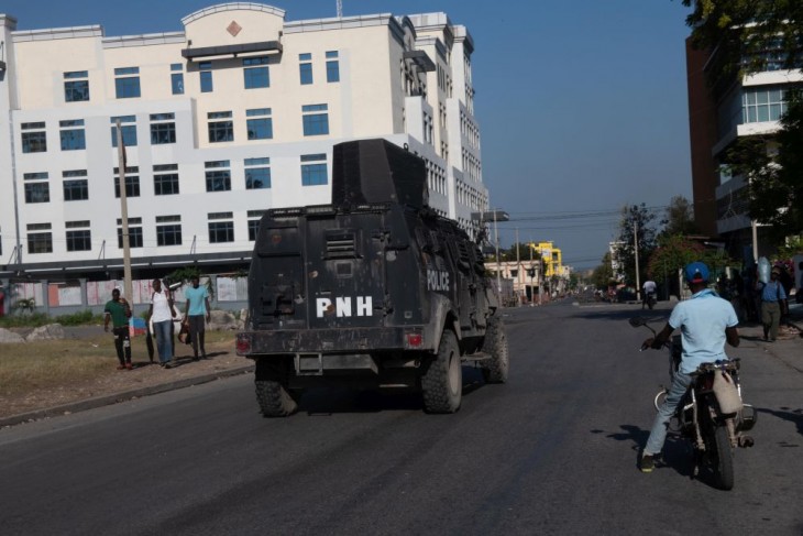 Páncélozott katonai jármű halad az utcán Port-au-Prince városában - mostanra ez mindennapos kép