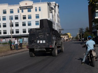 Páncélozott katonai jármű halad az utcán Port-au-Prince városában - mostanra ez mindennapos kép
