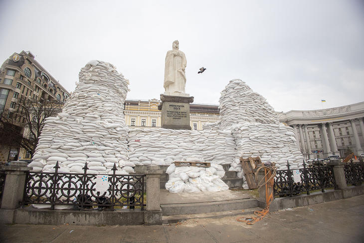 Szent Olga kijevi emlékműve, Cirill és Metód már csak két kupacnyi homokzsákként látható a felvételen. Fotó: Chuzavkov Sergey / UNIAN