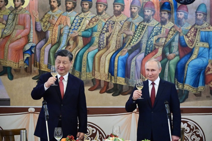 Hszi Csin-ping kínai államfő (b) és Vlagyimir Putyin orosz elnök a moszkvai Kremlben tartott fogadáson 2023. március 21-én. Hszi Csin-ping előző nap érkezett háromnapos állami látogatásra Oroszországba. Fotó: MTI/EPA/Szputnyik/Orosz elnöki sajtószolgálat/Kreml/Pool/Pavel Birkin
