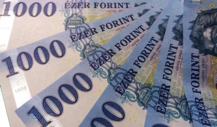 Forintbankjegyek. Fotó: E. J.