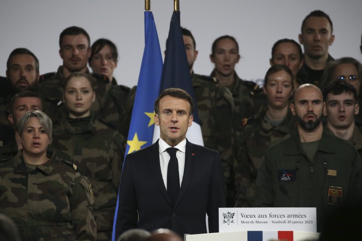 Erőt kéne mutatni? Emmanuel Macron francia elnök hazája himnuszát énekli az ország haderejéhez intézett újévi beszéde után 2023. január 20-án. Fotó: MTI/EPA/AP pool/Bob Edme 