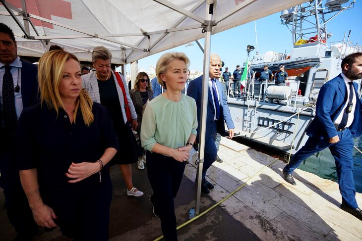 Giorgia Meloni olasz miniszterelnök és Ursula von der Leyen, az Európai Bizottság elnöke a lampedusai kikötőben 2023-ban - máshogy állnak a bevándorláshoz?