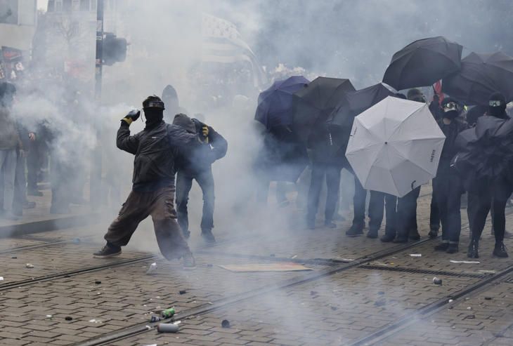 Eldurvultak a francia tüntetések. Fotó: MTI/AP/Jeremias Gonzalez 