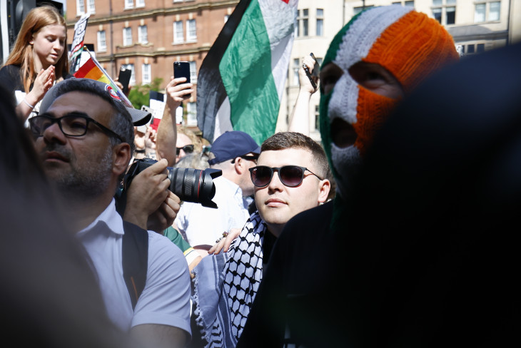  Liam Óg Ó hAnnaidh, művésznevén Mo Chara, a Kneecap északír rapegyüttes egyik tagja: kitiltva Magyarországról
